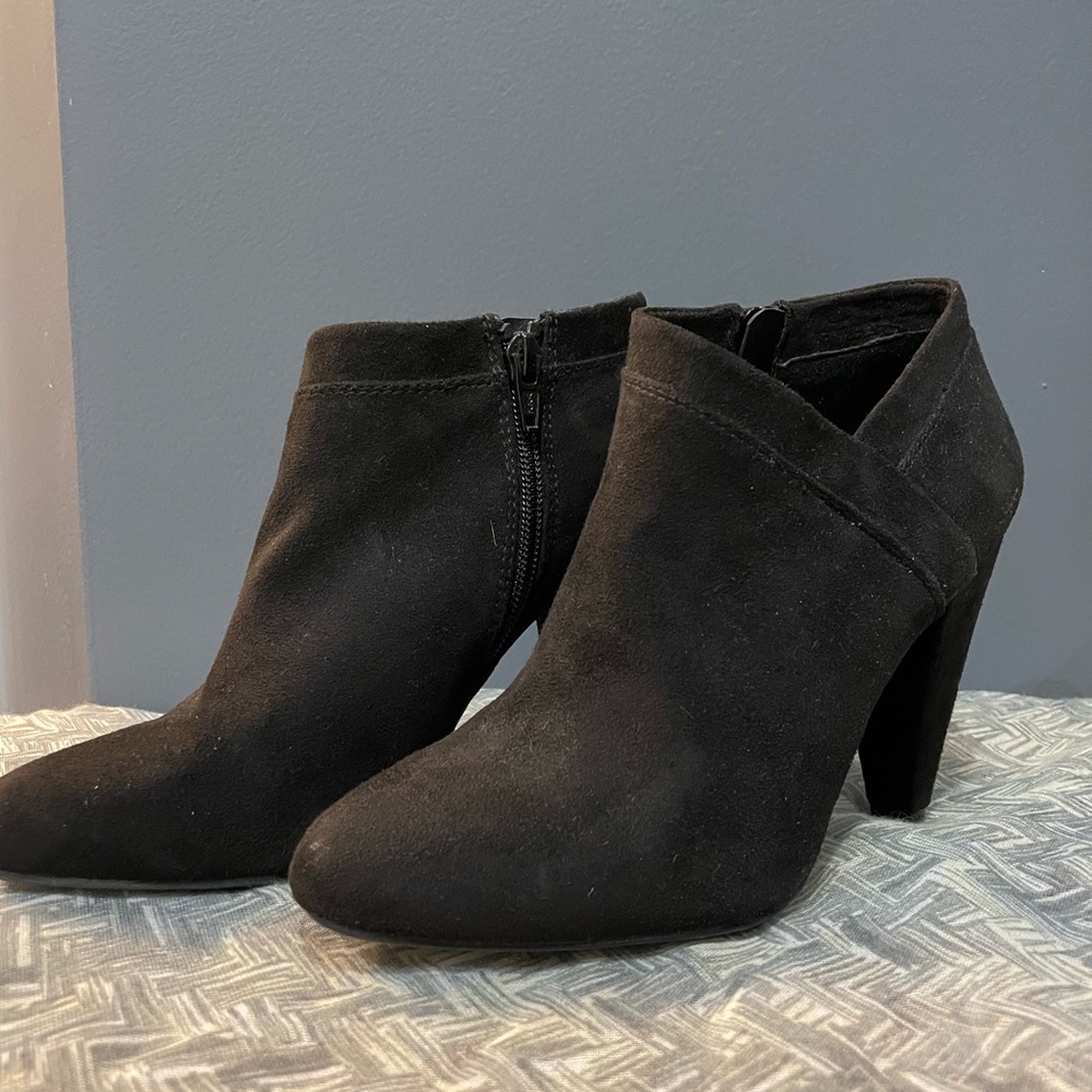 Apt 9 6M Designer Black Heeled Suede Ankle Bootie
